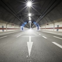 Lampadaire de tunnel à LED à Prague, République Tchèque