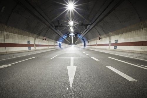 Lampadaire de tunnel à LED à Prague, République Tchèque