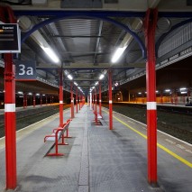 Armature industrielle LED dans la gare de Stockport, Royaume-Uni