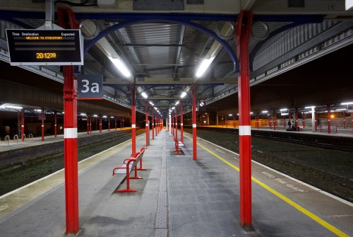 Armature industrielle LED dans la gare de Stockport, Royaume-Uni